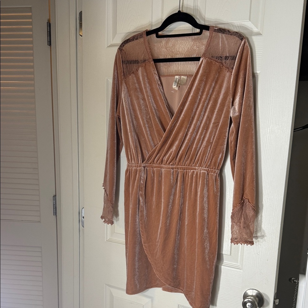 Divided Velvet Long Sleeve Dress in Pink